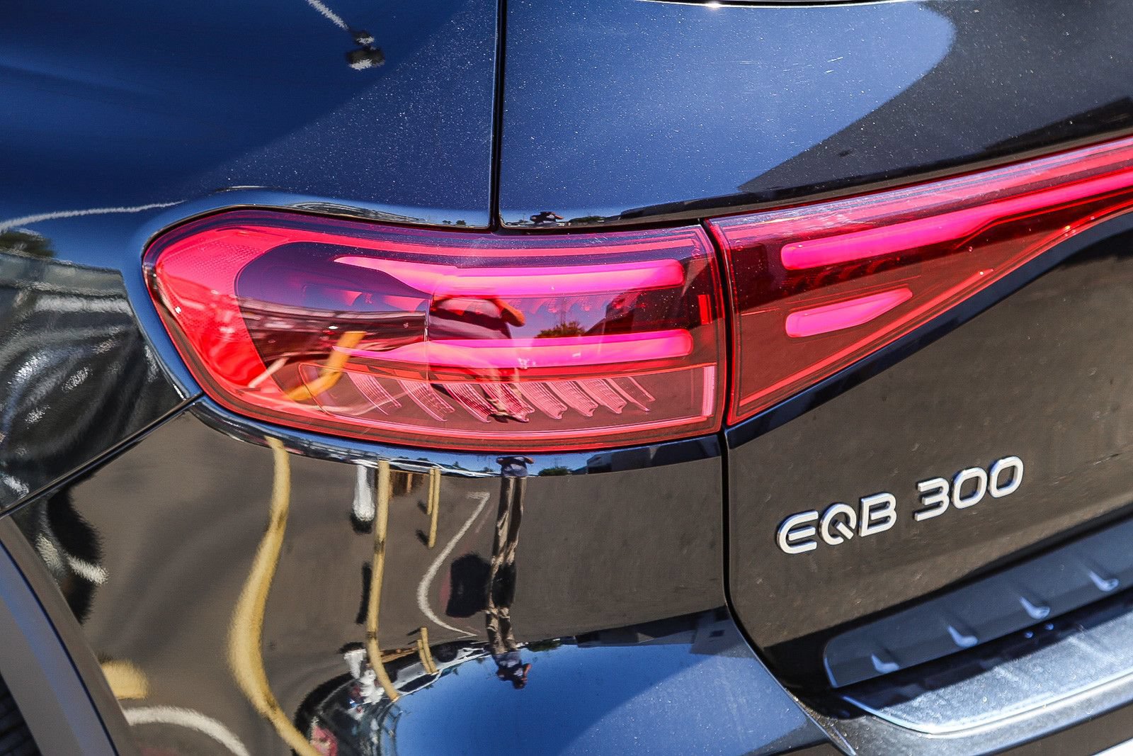 Used 2024 Mercedes-Benz EQB 300 4MATIC image 8