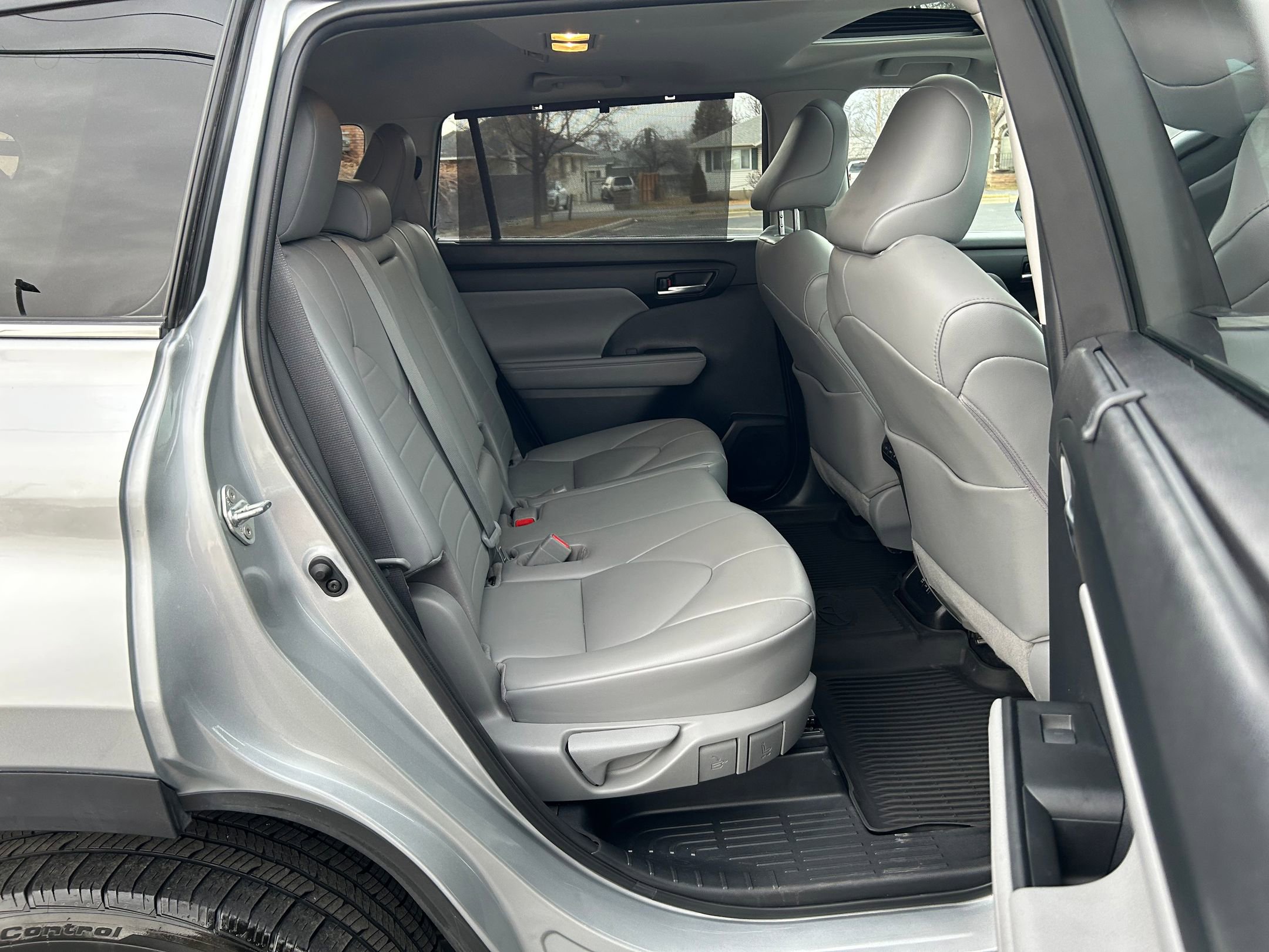 Used 2021 Toyota Highlander XLE image 25