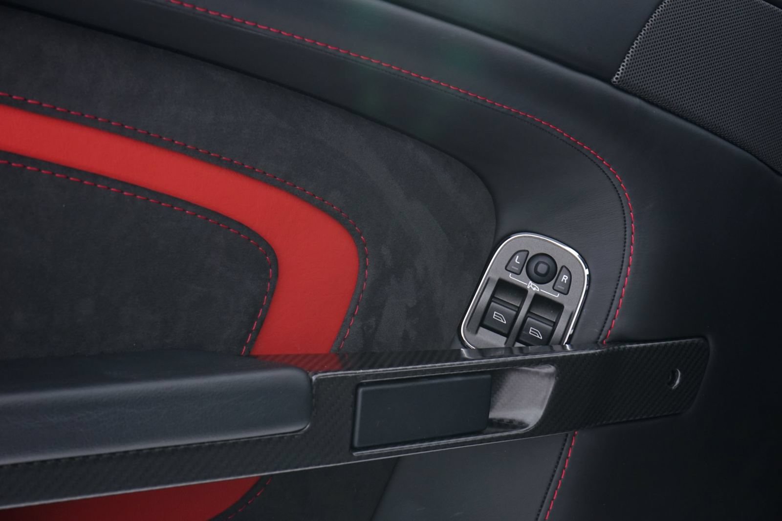 Used 2015 Aston Martin V12 Vantage S RWD image 21
