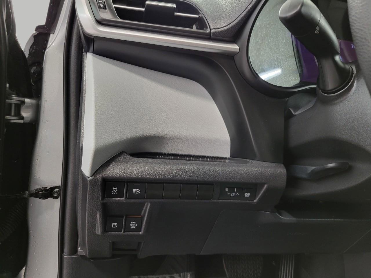 Used 2025 Toyota Sienna LE image 11