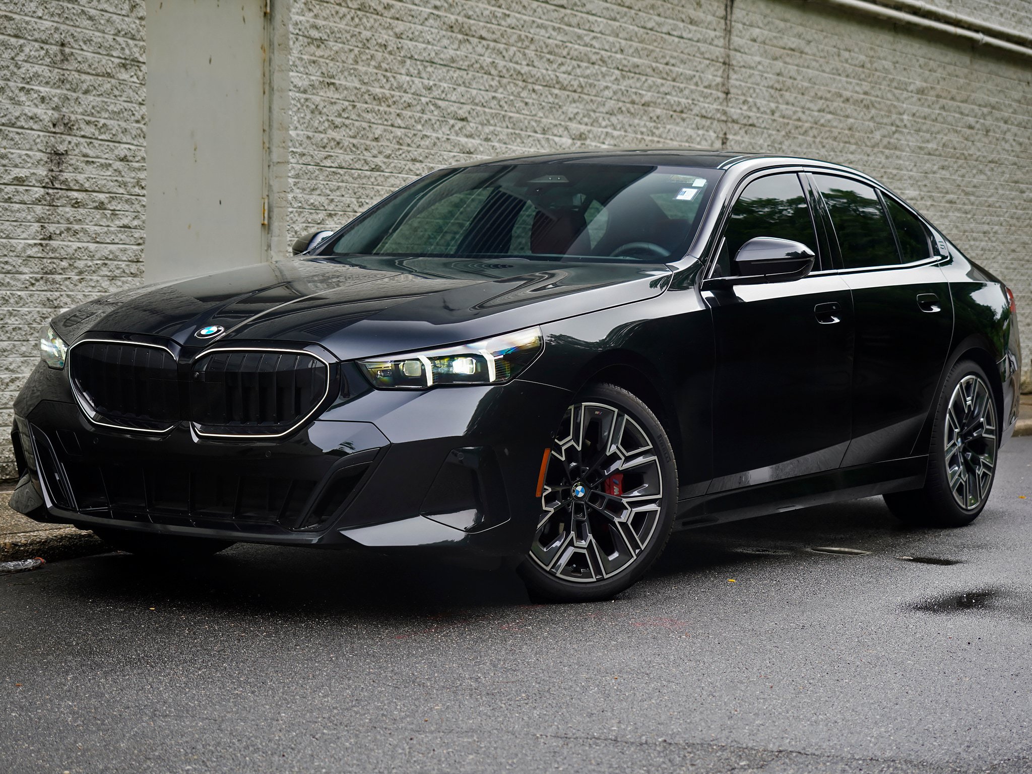 Used 2025 BMW 530i xDrive w/ M Sport Package AWD/4WD image 2