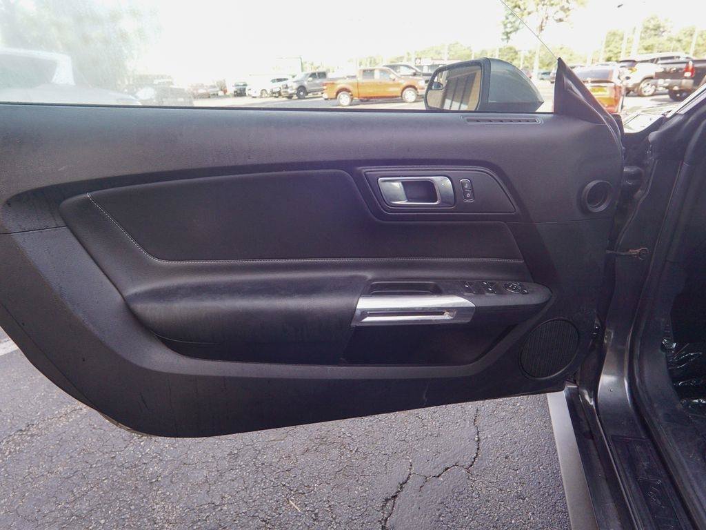Used 2019 Ford Mustang Convertible RWD image 13