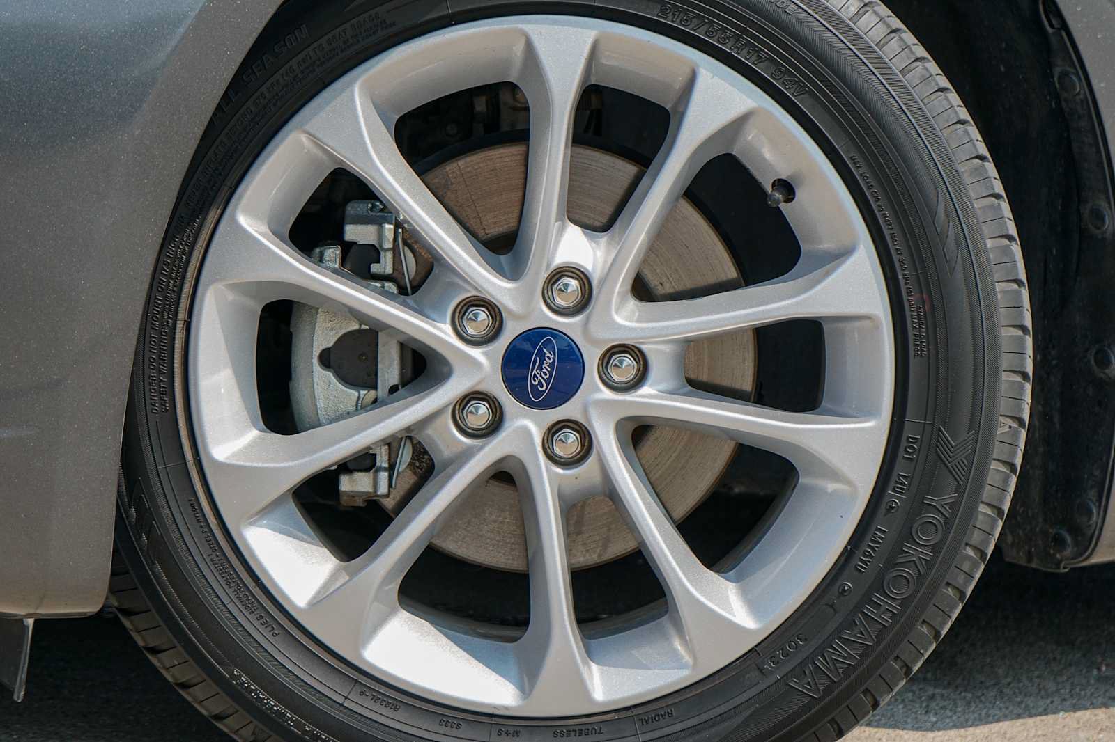 Used 2020 Ford Fusion SE FWD image 2