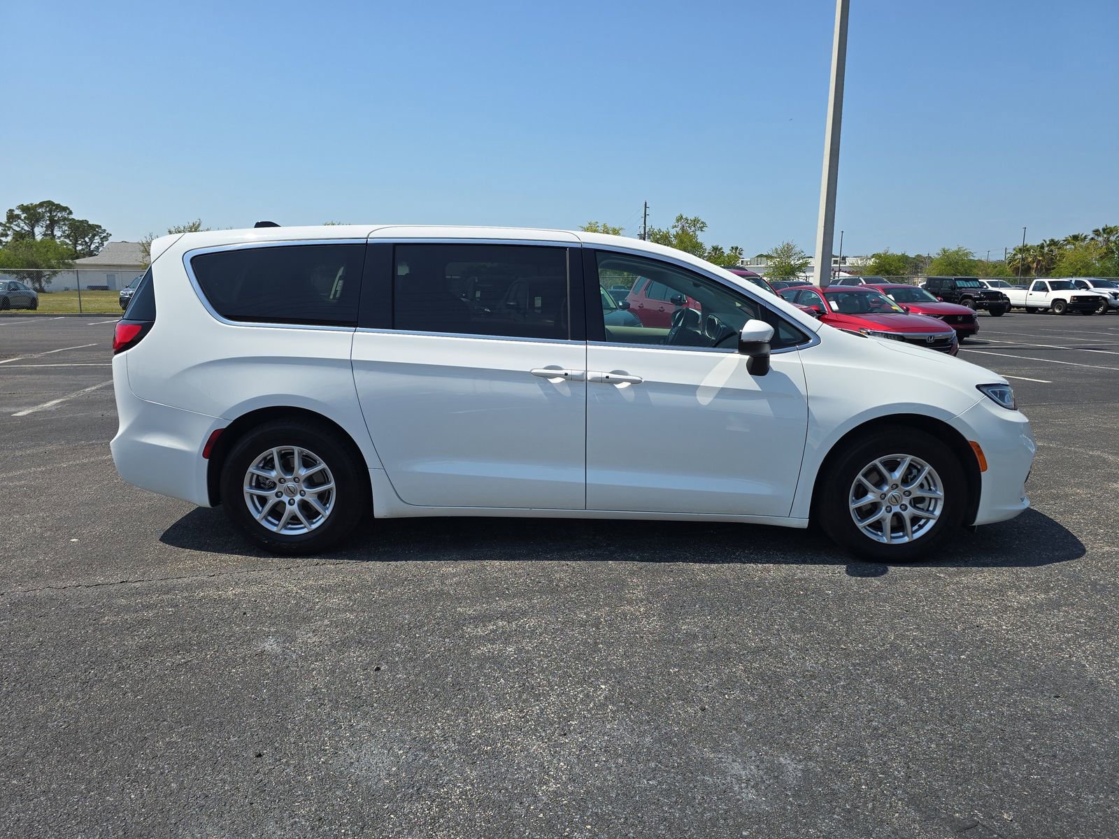 Used 2023 Chrysler Pacifica Touring-L image 3
