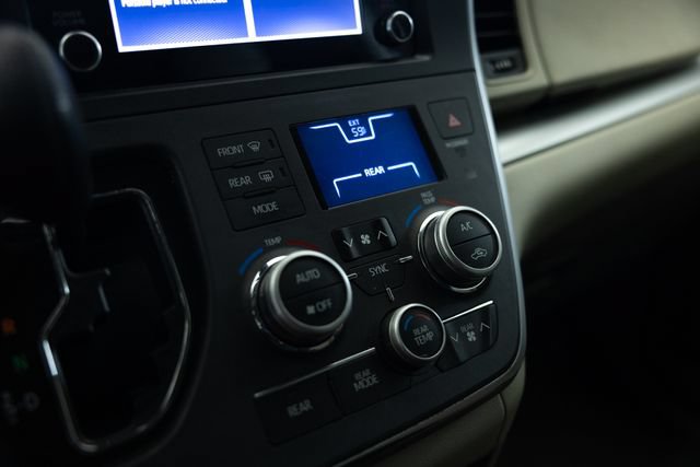 Used 2020 Toyota Sienna L FWD image 30