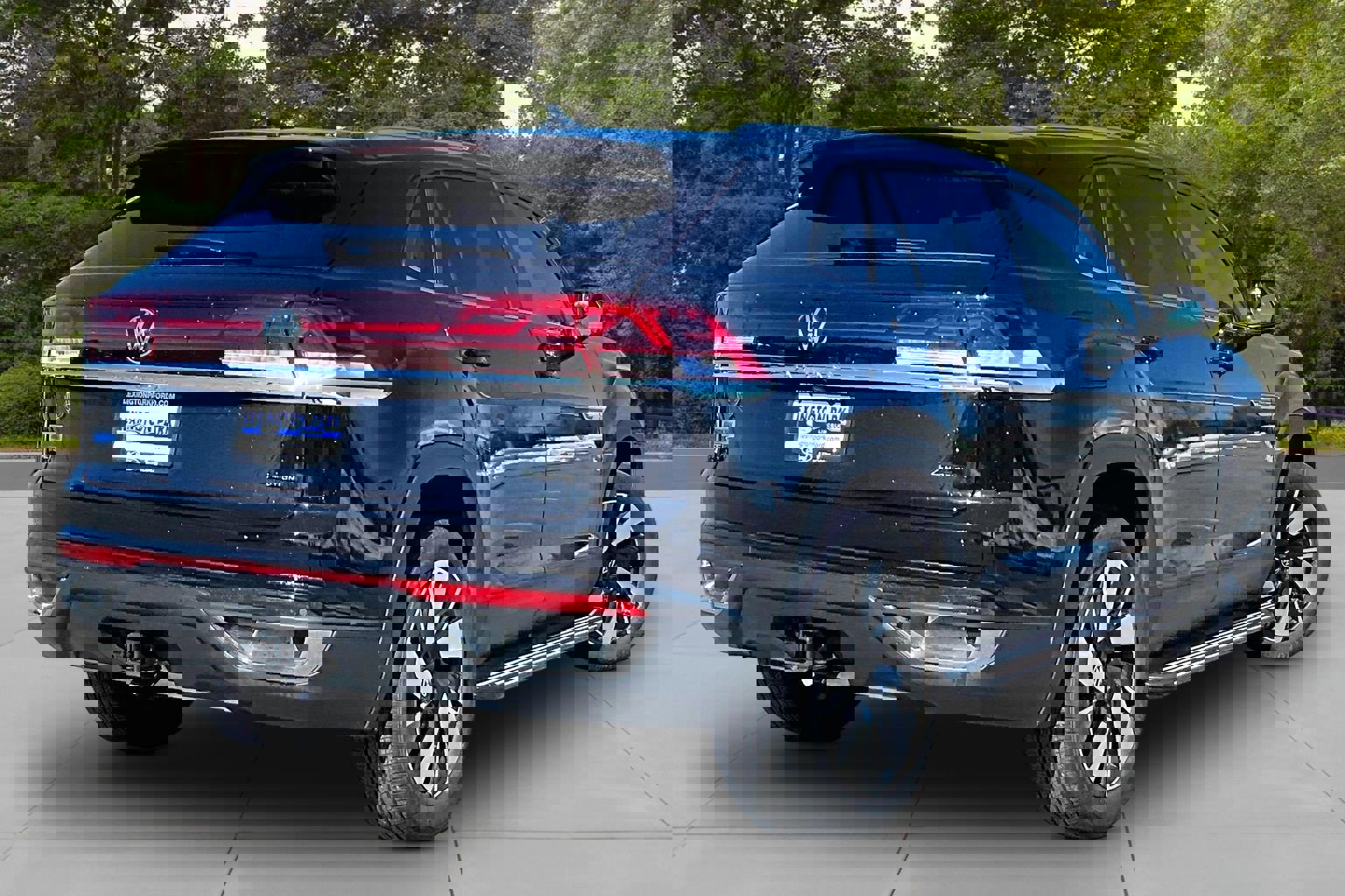 Used 2024 Volkswagen Atlas Cross Sport SE w/ Panoramic Sunroof Package image 5