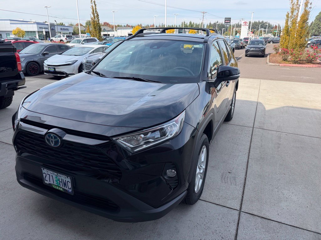 Used 2021 Toyota RAV4 XLE AWD/4WD image 2