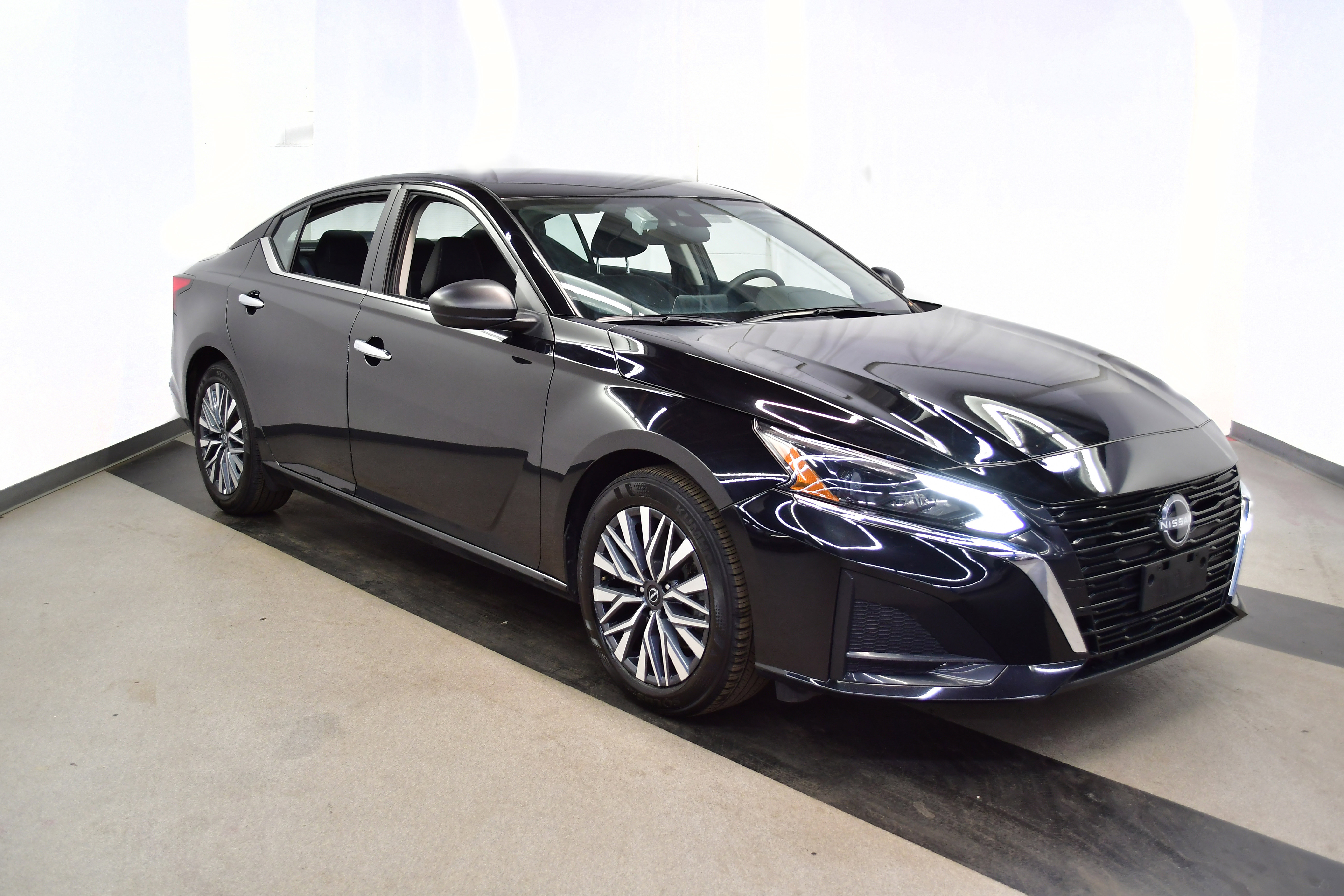 Used 2025 Nissan Altima 2.5 SV image 2