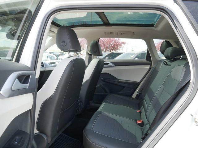 Used 2025 Volkswagen Taos SE AWD/4WD image 17