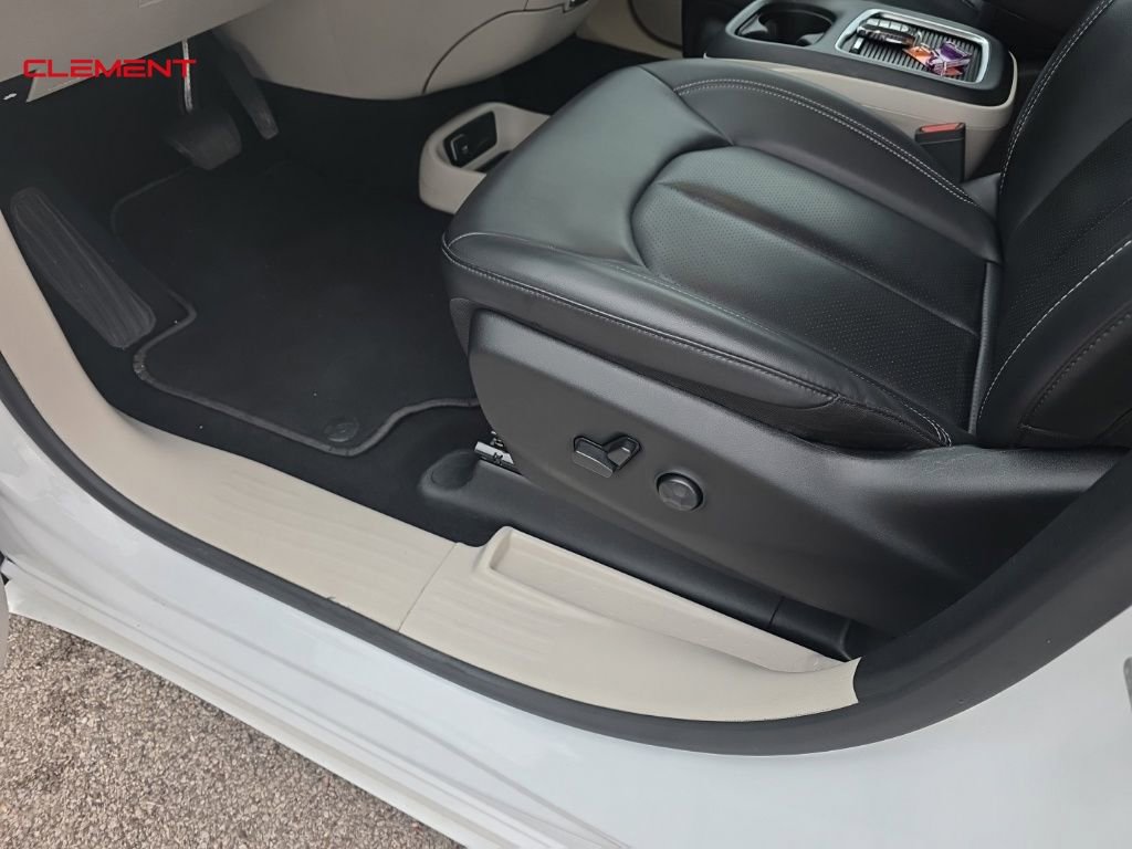 Used 2023 Chrysler Pacifica Touring-L image 11