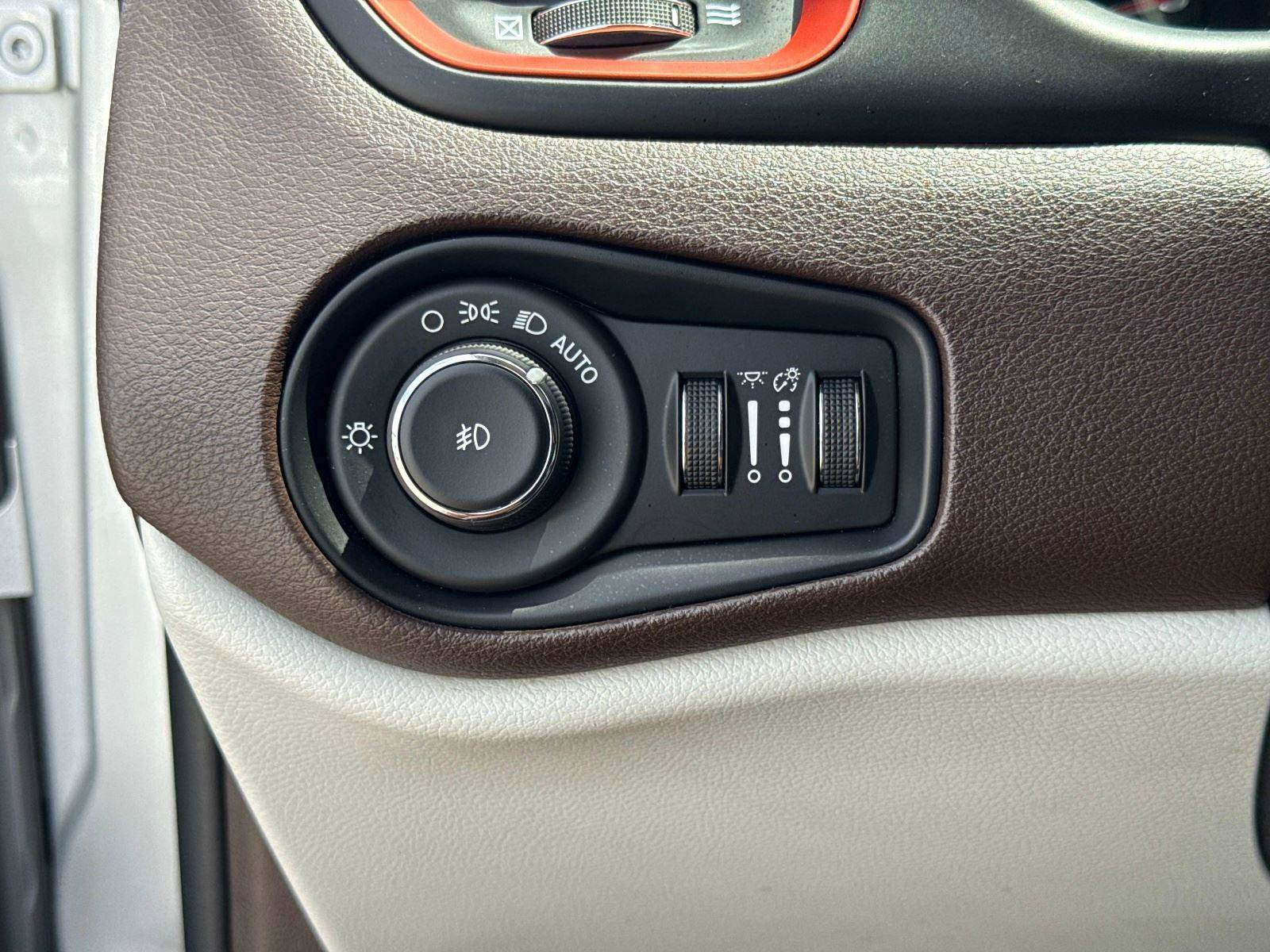 Used 2017 Jeep Renegade Latitude FWD image 28