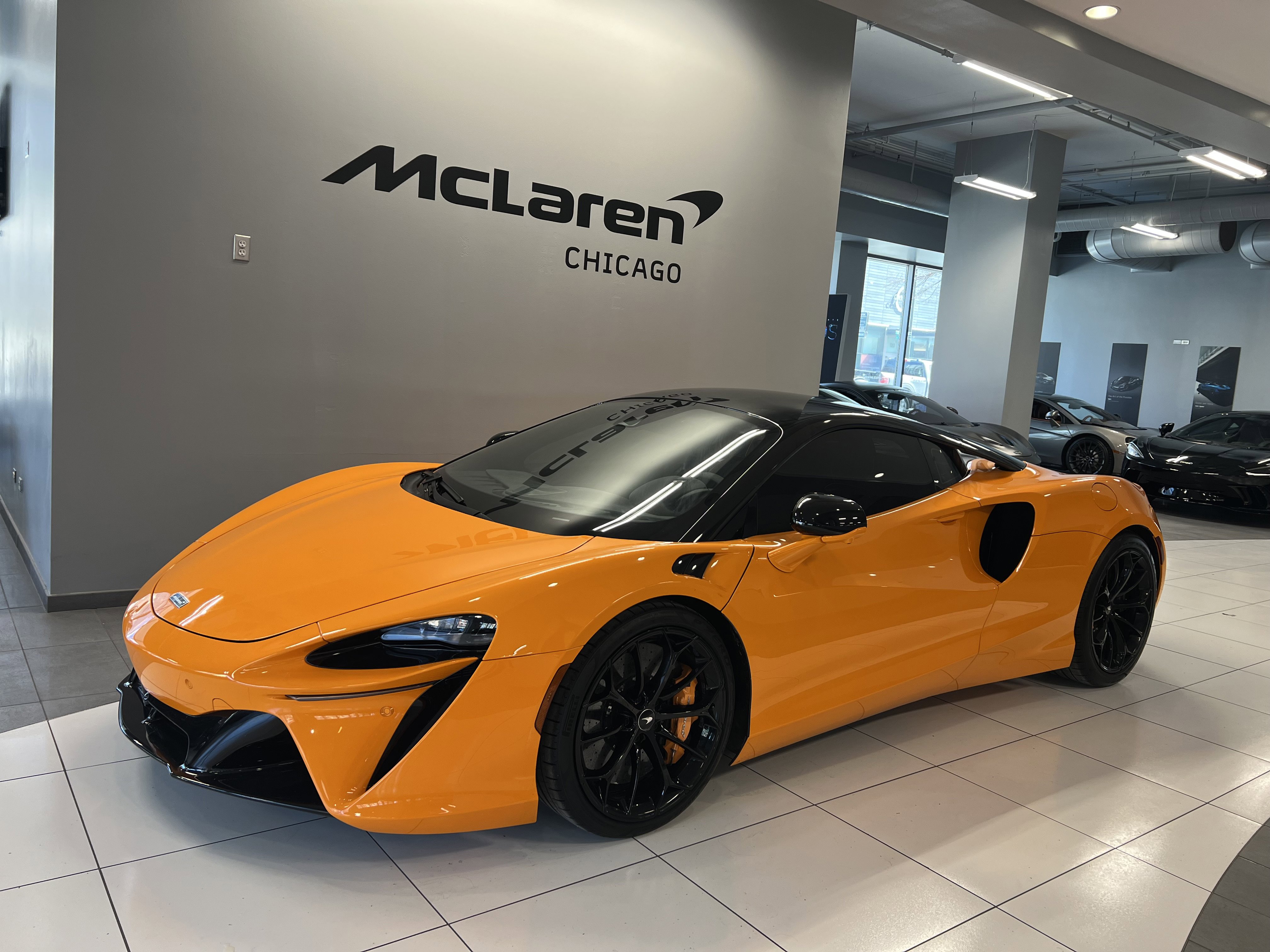Used 2023 McLaren Artura image 2