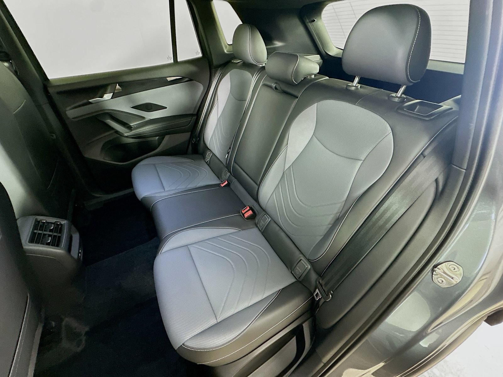 Certified 2025 Volkswagen Tiguan SE R-Line AWD/4WD image 36