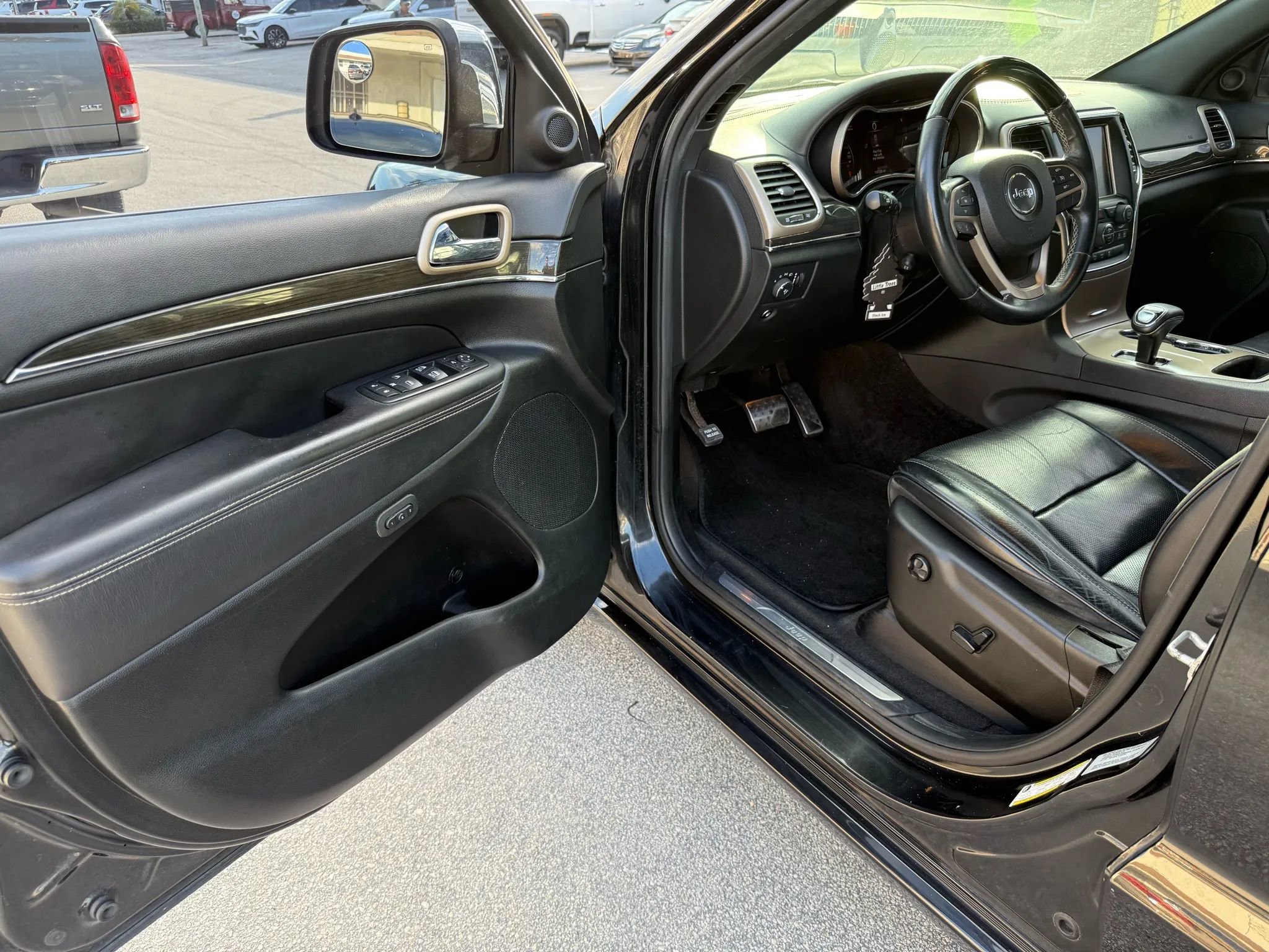 Used 2015 Jeep Grand Cherokee Overland w/ Trailer Tow Group IV image 10