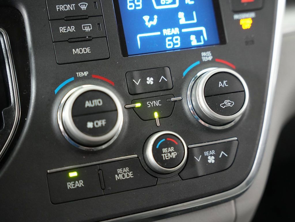 Used 2018 Toyota Sienna LE w/ Carpet Mat Package image 25