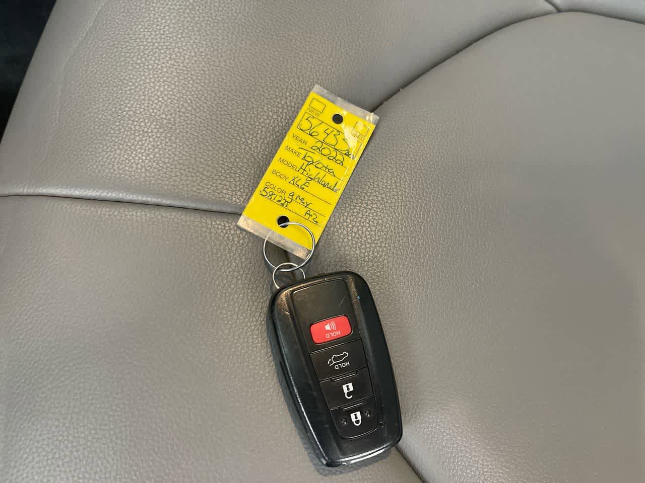 Used 2022 Toyota Highlander XLE AWD/4WD image 28