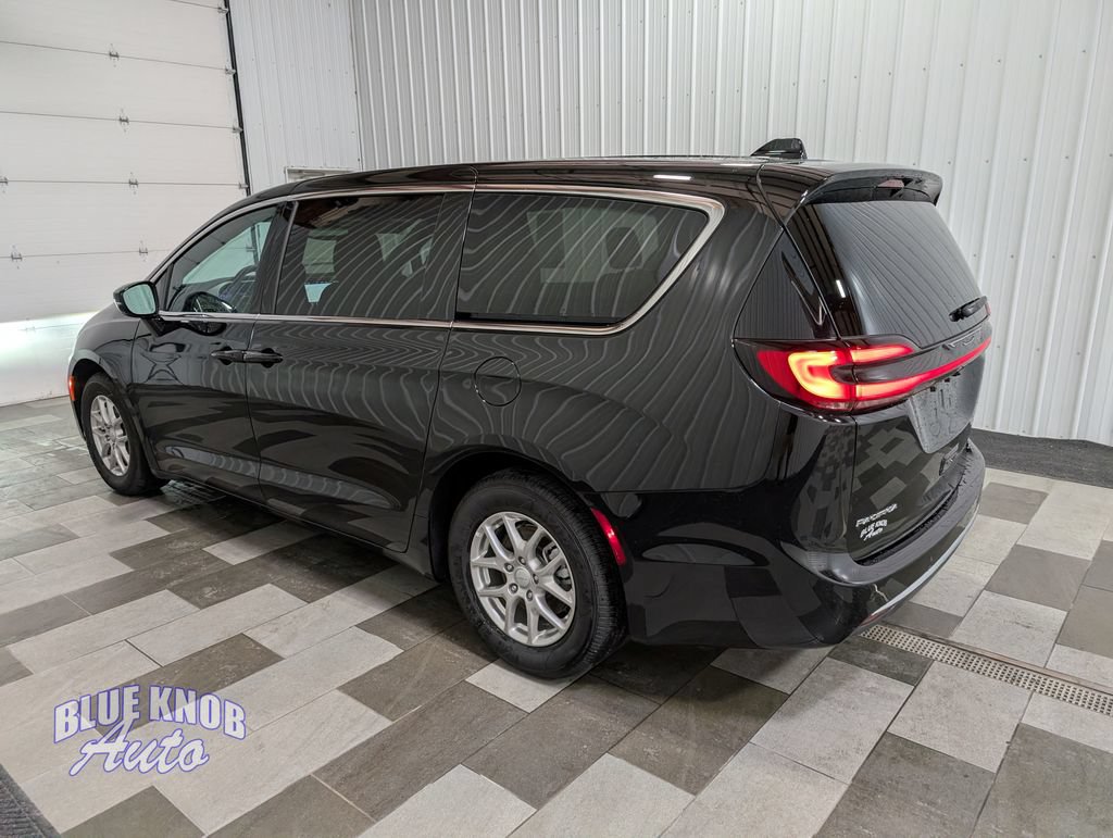 Used 2027 Chrysler Pacifica Select w/ Family Tech Group FWD image 2