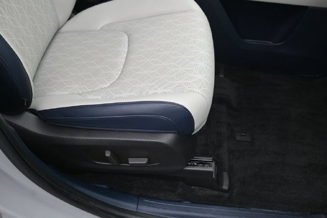 Used 2025 Kia Carnival EX FWD image 34