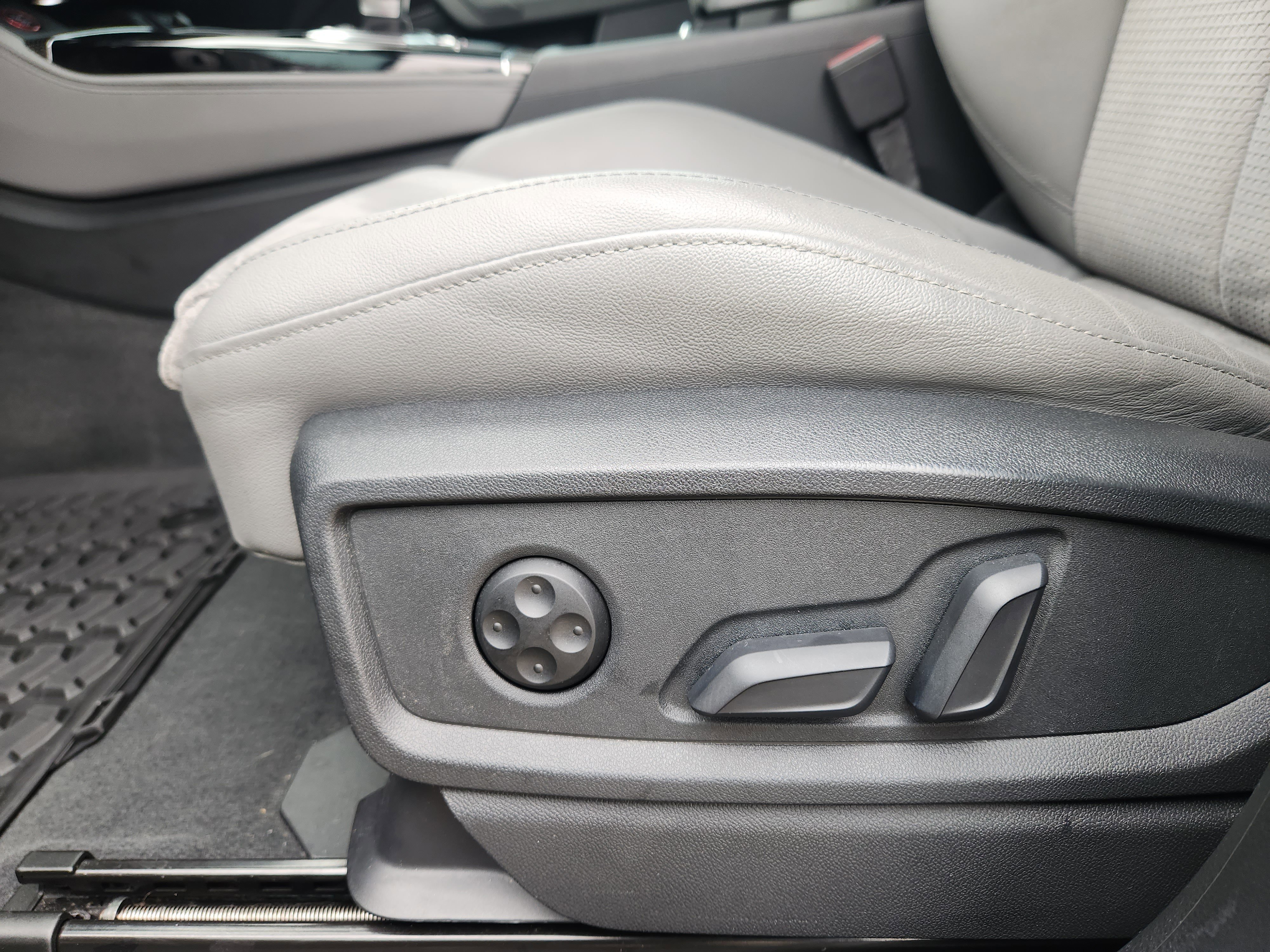 Used 2022 Audi SQ5 Premium Plus w/ Premium Plus Package image 24