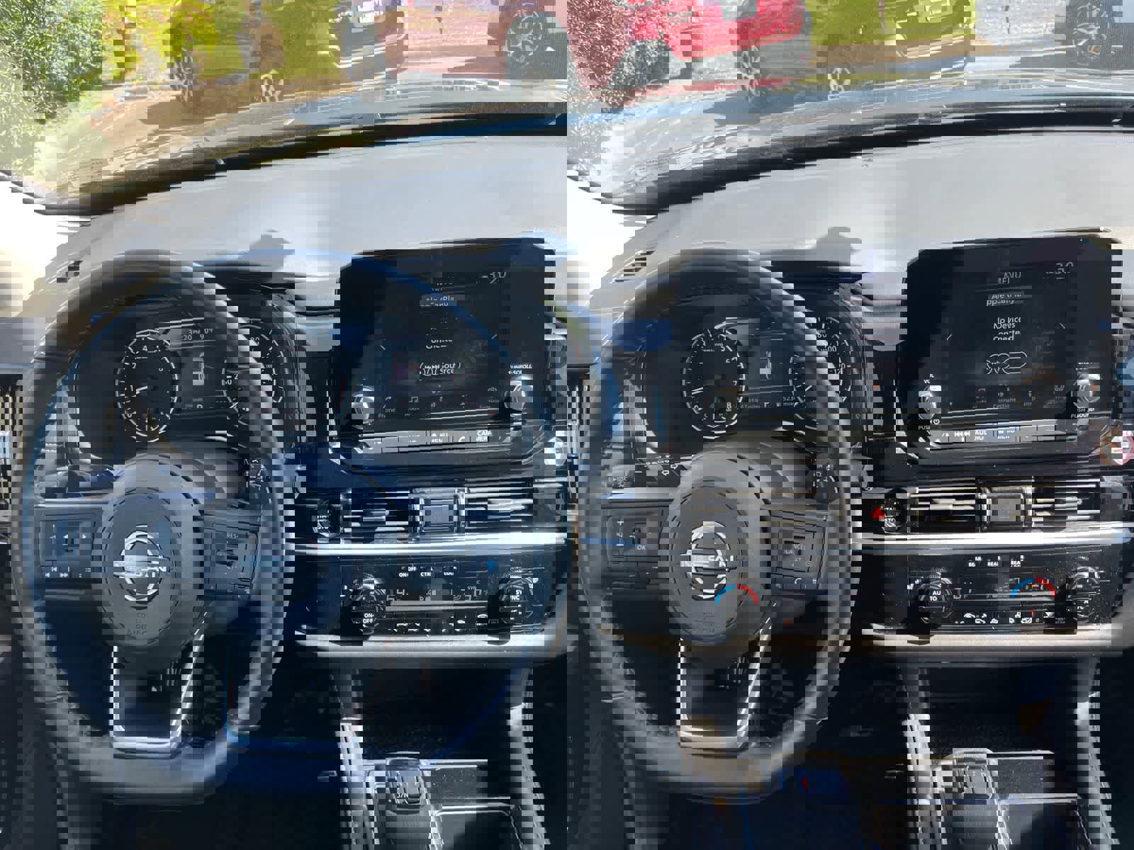 Used 2025 Nissan Pathfinder SV image 9