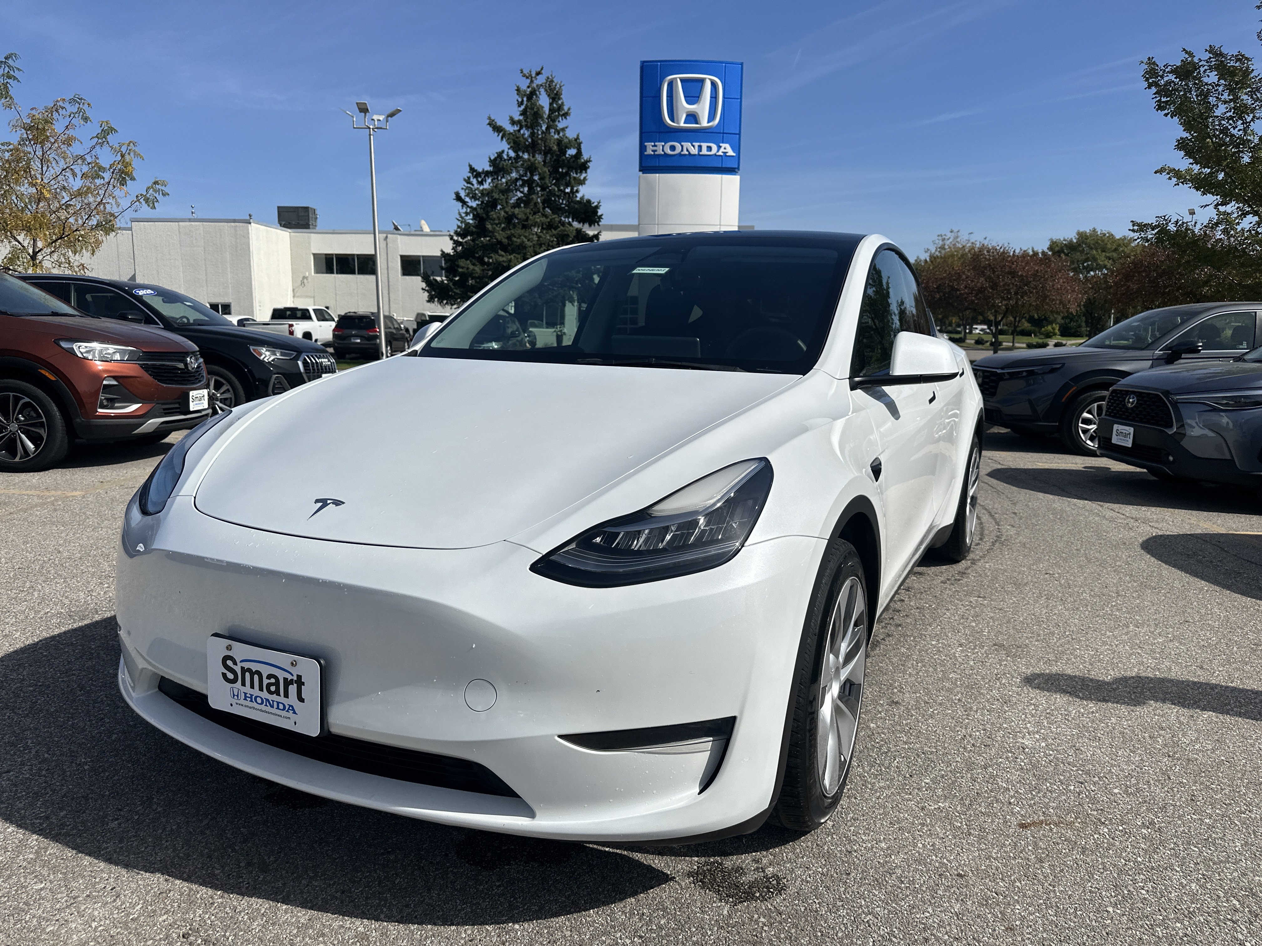 Used 2023 Tesla Model Y Long Range AWD/4WD image 1