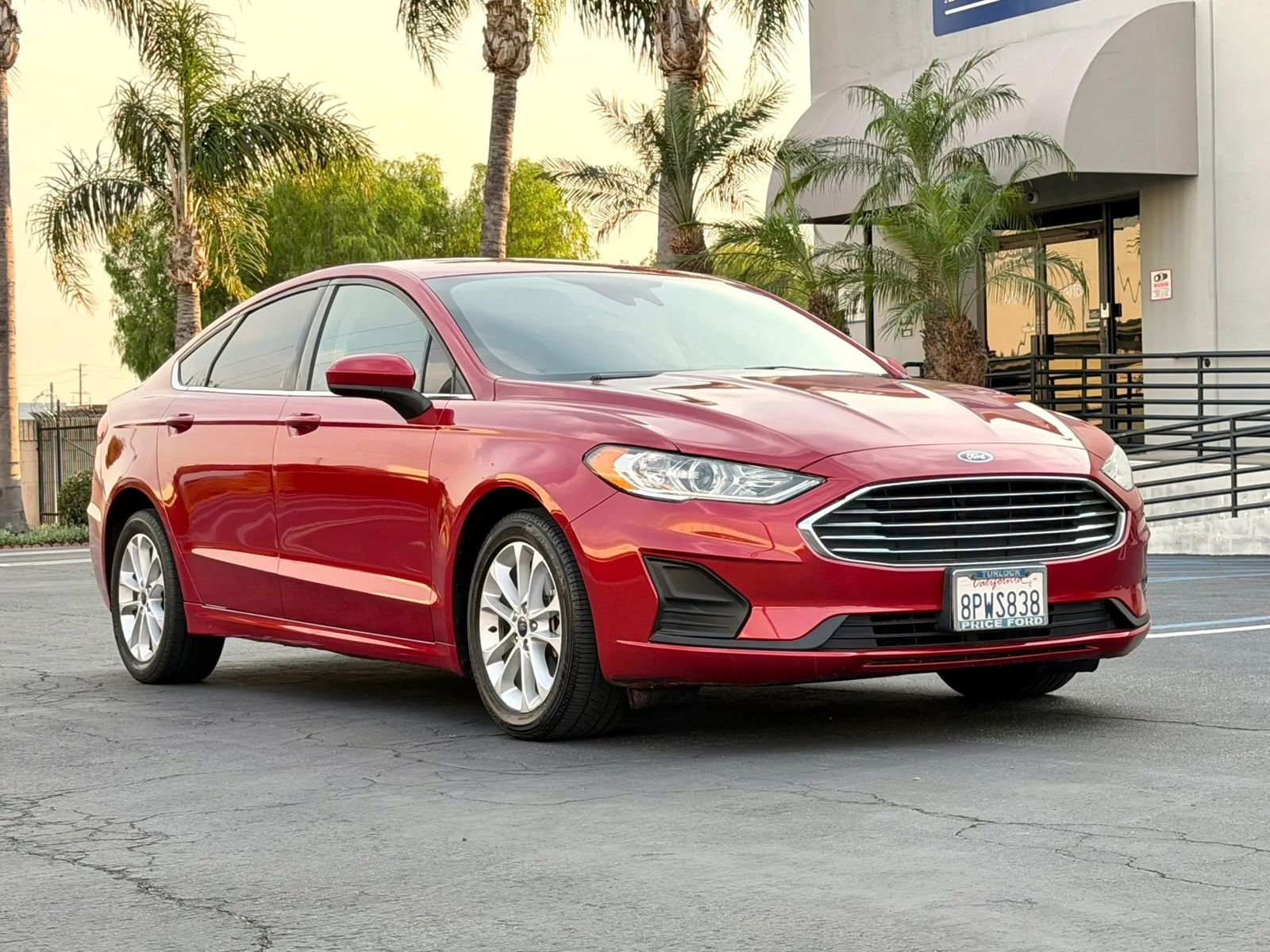Used 2020 Ford Fusion SE image 2