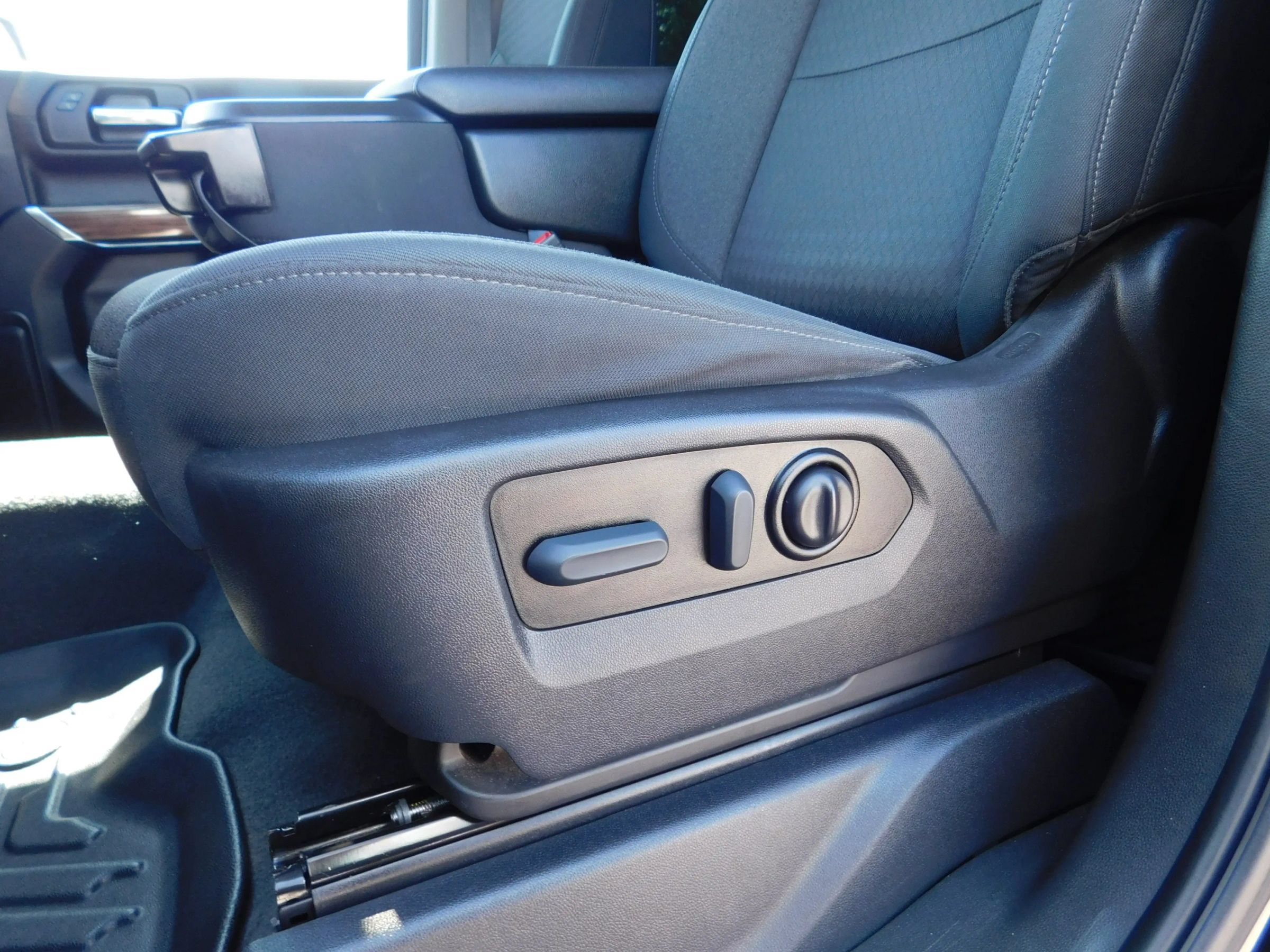 Used 2022 Chevrolet Silverado 1500 LT AWD/4WD image 19