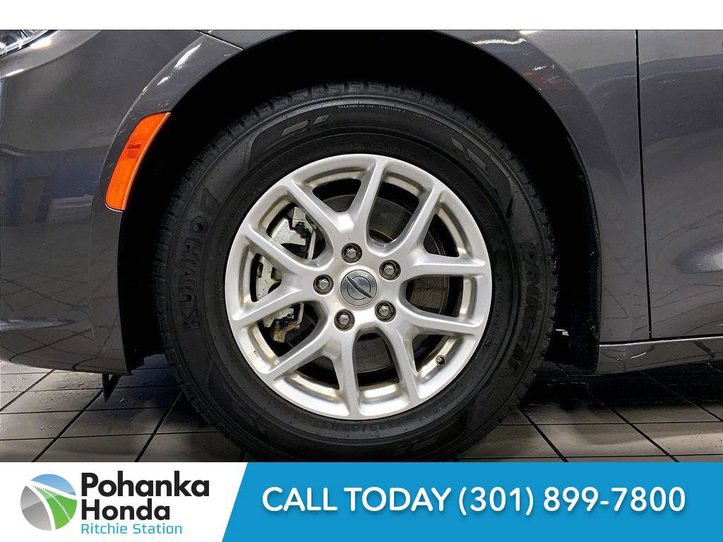 Used 2022 Chrysler Pacifica Touring-L image 8