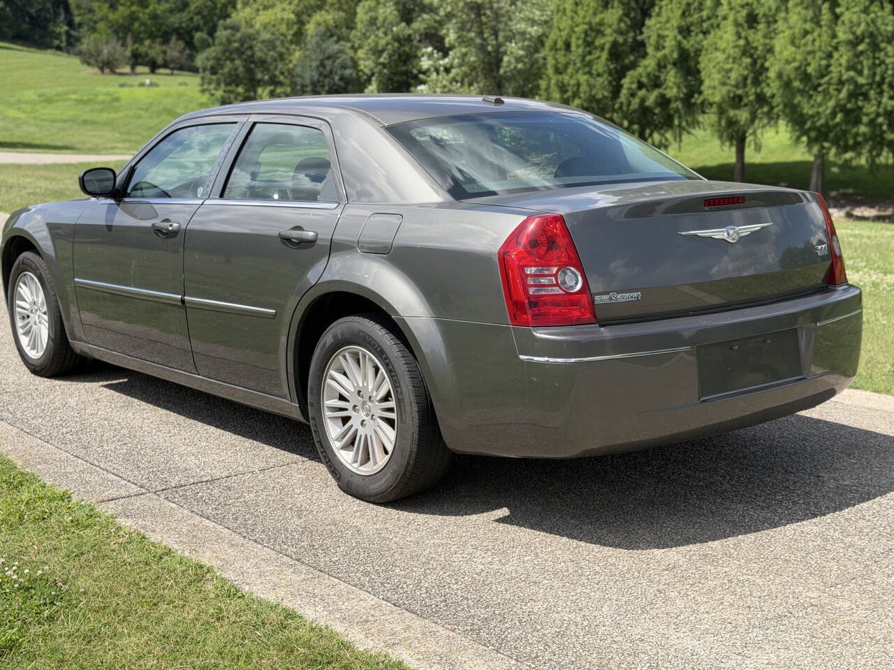 Used 2009 Chrysler 300 Touring RWD image 15