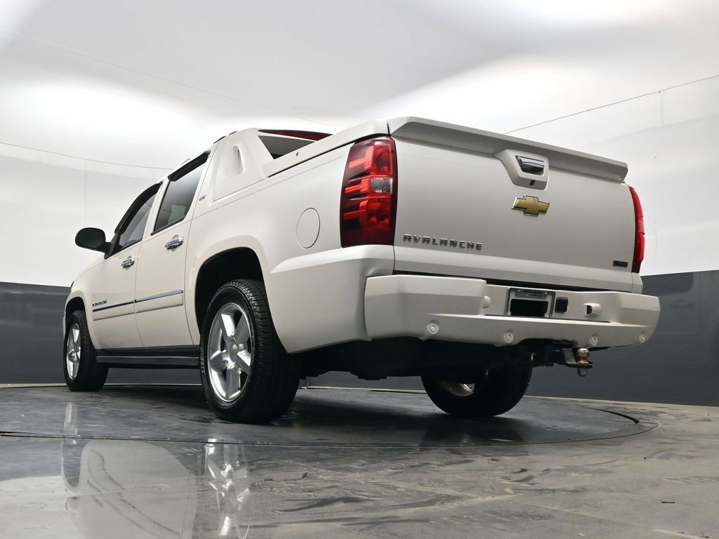 Used 2011 Chevrolet Avalanche LTZ AWD/4WD image 27