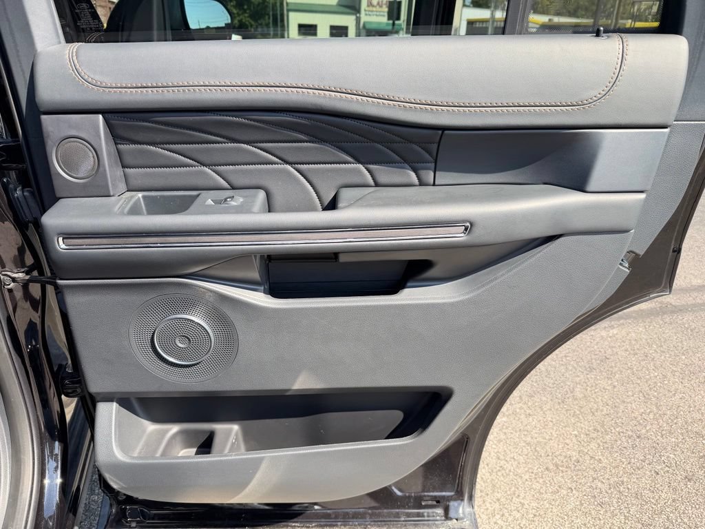 Used 2023 Ford Expedition Platinum AWD/4WD image 31