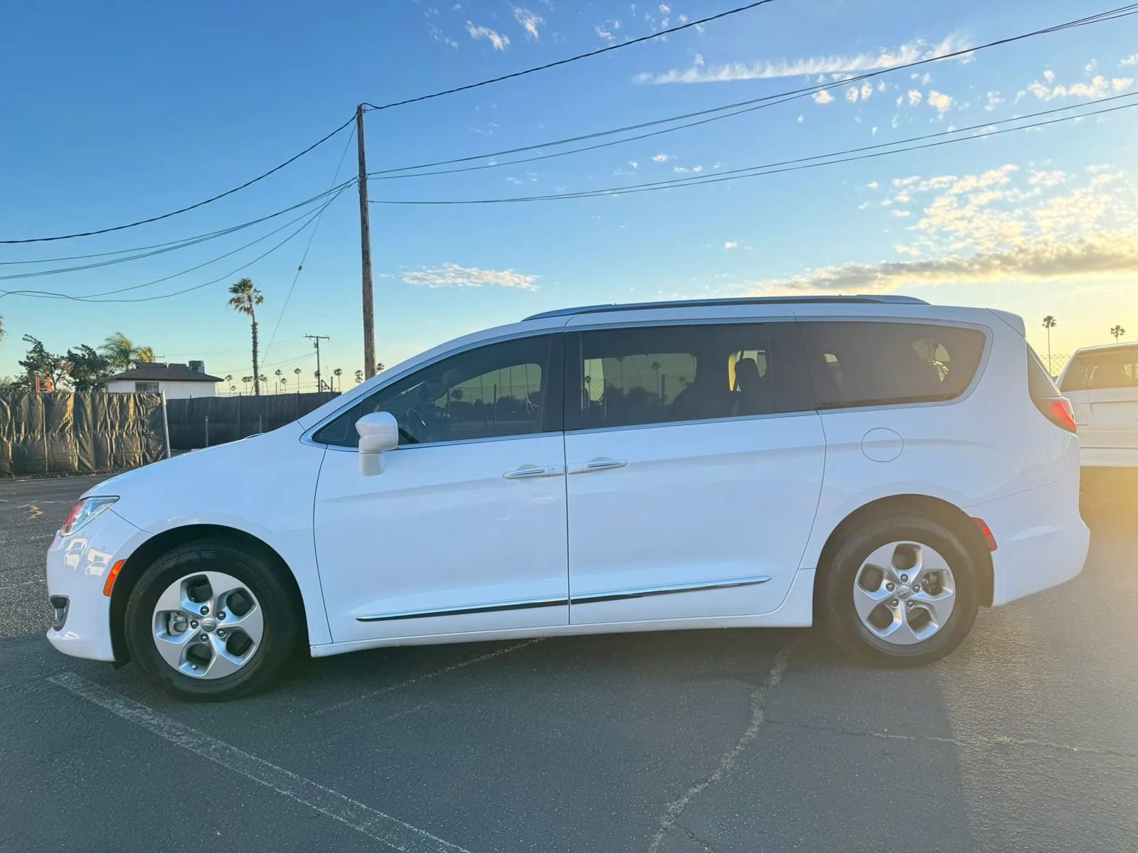 Used 2017 Chrysler Pacifica Touring-L Plus FWD image 3
