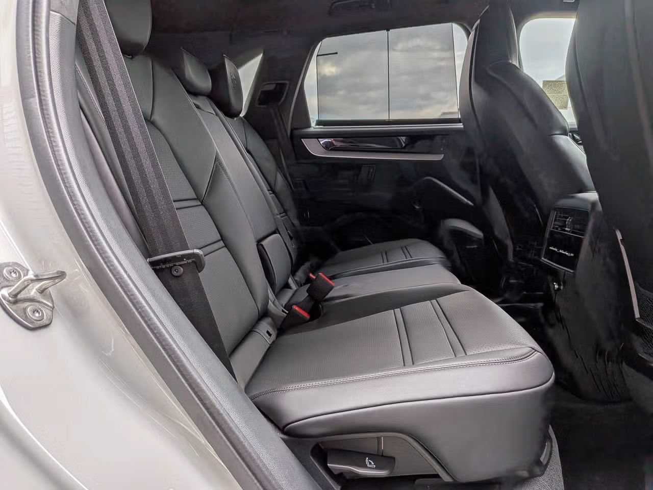 Certified 2025 Porsche Cayenne S AWD/4WD image 25