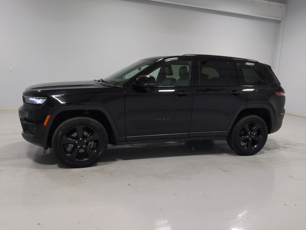 Used 2022 Jeep Grand Cherokee Altitude AWD/4WD image 2