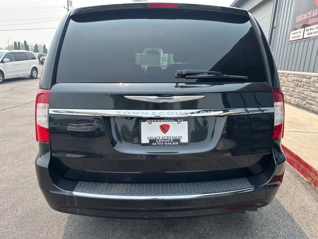 Used 2014 Chrysler Town & Country Touring FWD image 3