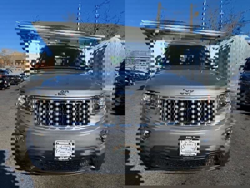 Used 2016 Jeep Grand Cherokee Laredo w/ Quick Order Package 23E image 2