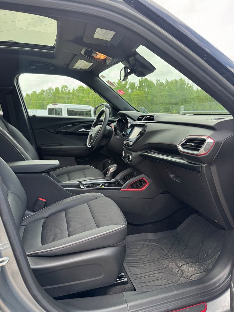 Used 2023 Chevrolet TrailBlazer RS w/ Sun and Liftgate Package FWD image 9