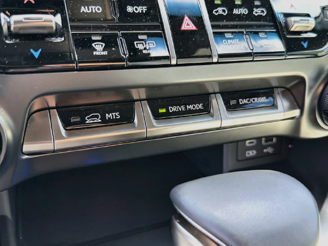 Used 2024 Lexus LX 600 4WD w/ Luxury Package image 31