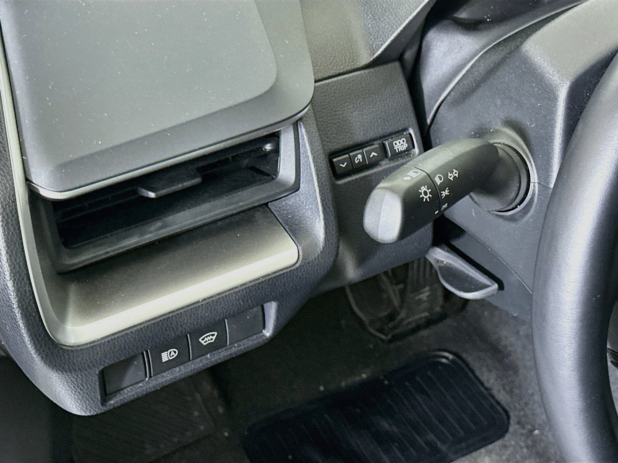 Used 2025 Toyota Prius LE FWD image 17