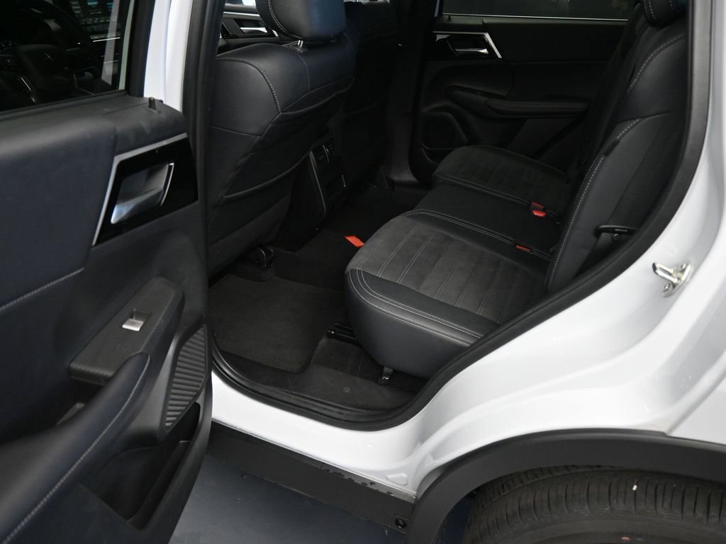 Used 2024 Mitsubishi Outlander SE image 17