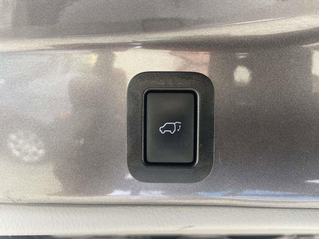 Used 2019 Toyota Highlander XLE image 11