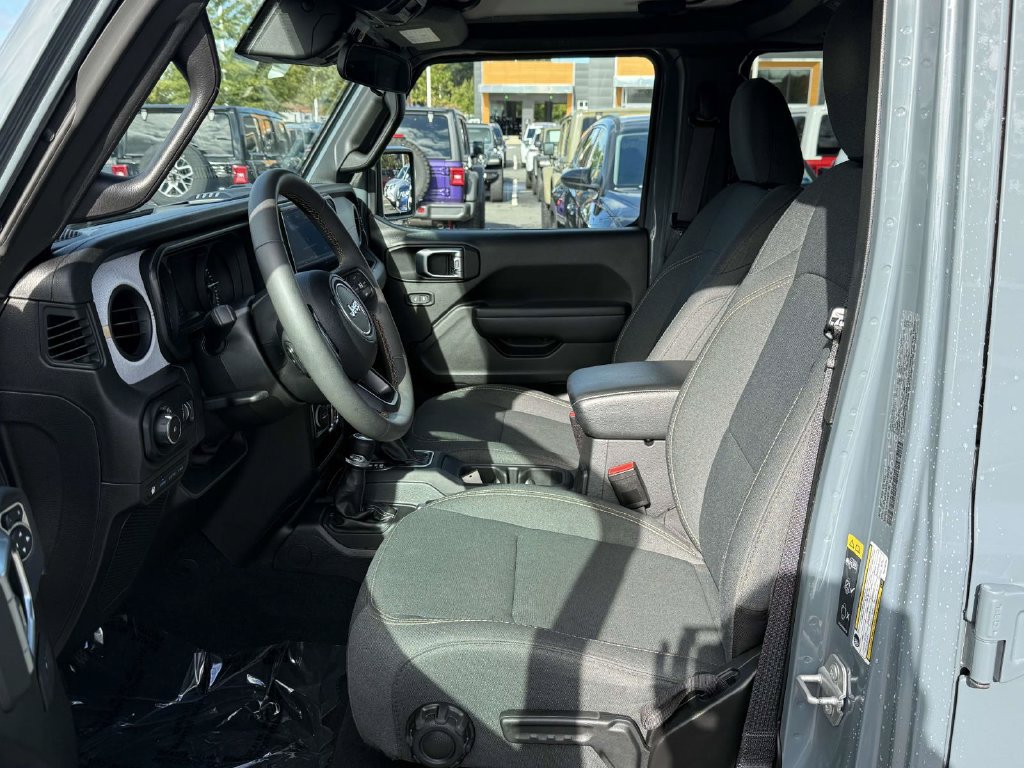 Used 2024 Jeep Wrangler Unlimited AWD/4WD image 13