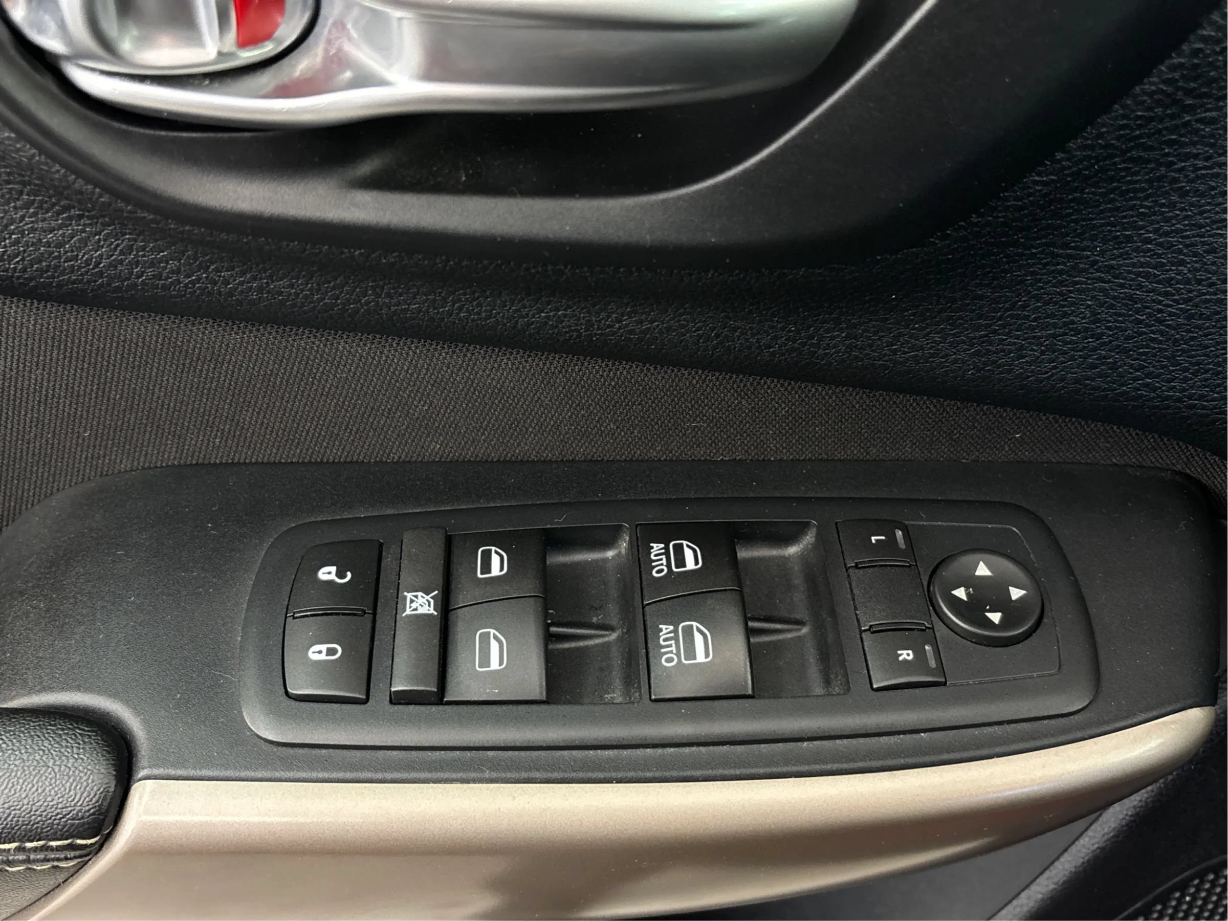 Used 2017 Jeep Cherokee Latitude AWD/4WD image 38