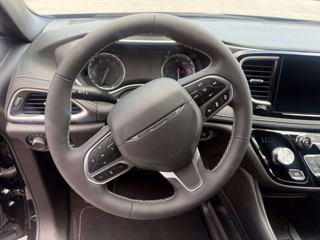 New 2027 Chrysler Pacifica Limited w/ Family Tech Group FWD image 30