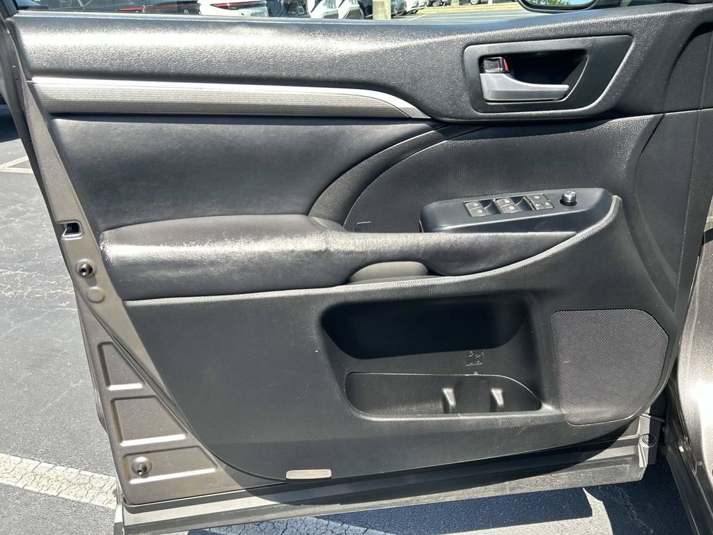 Used 2017 Toyota Highlander SE AWD/4WD image 23