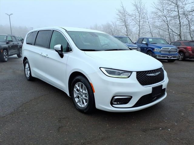 Used 2023 Chrysler Pacifica Touring-L FWD image 7