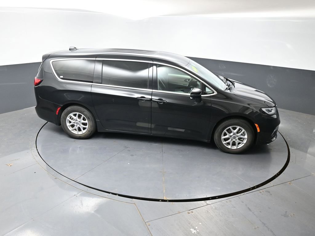 Used 2023 Chrysler Pacifica Touring-L FWD image 44