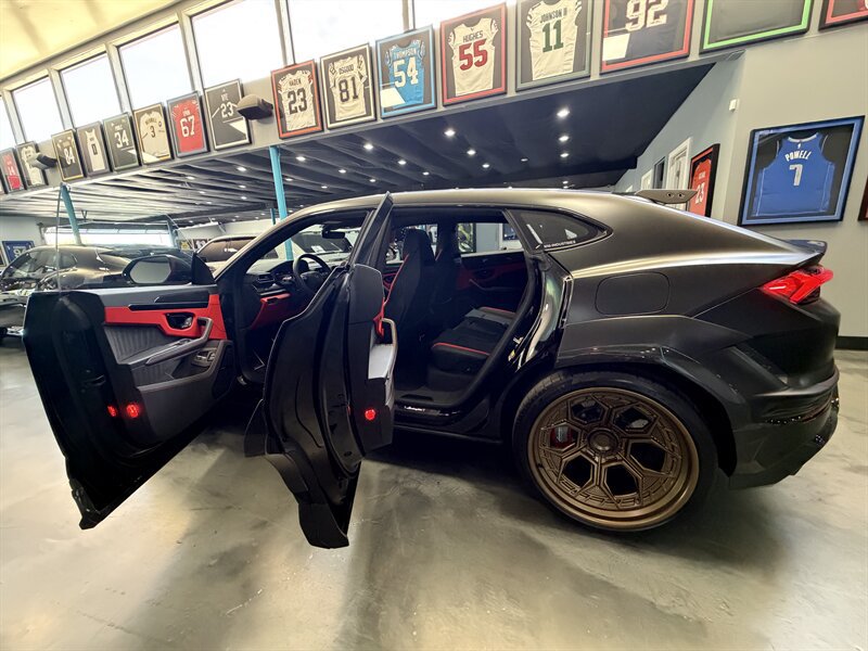 Used 2025 Lamborghini Urus SE AWD/4WD image 1