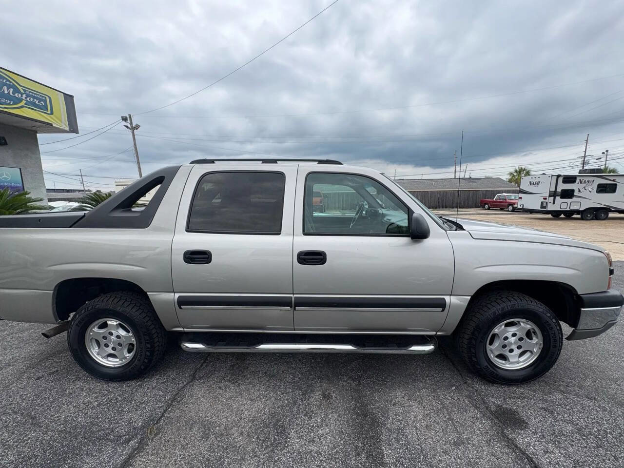 Used 2004 Chevrolet Avalanche image 3