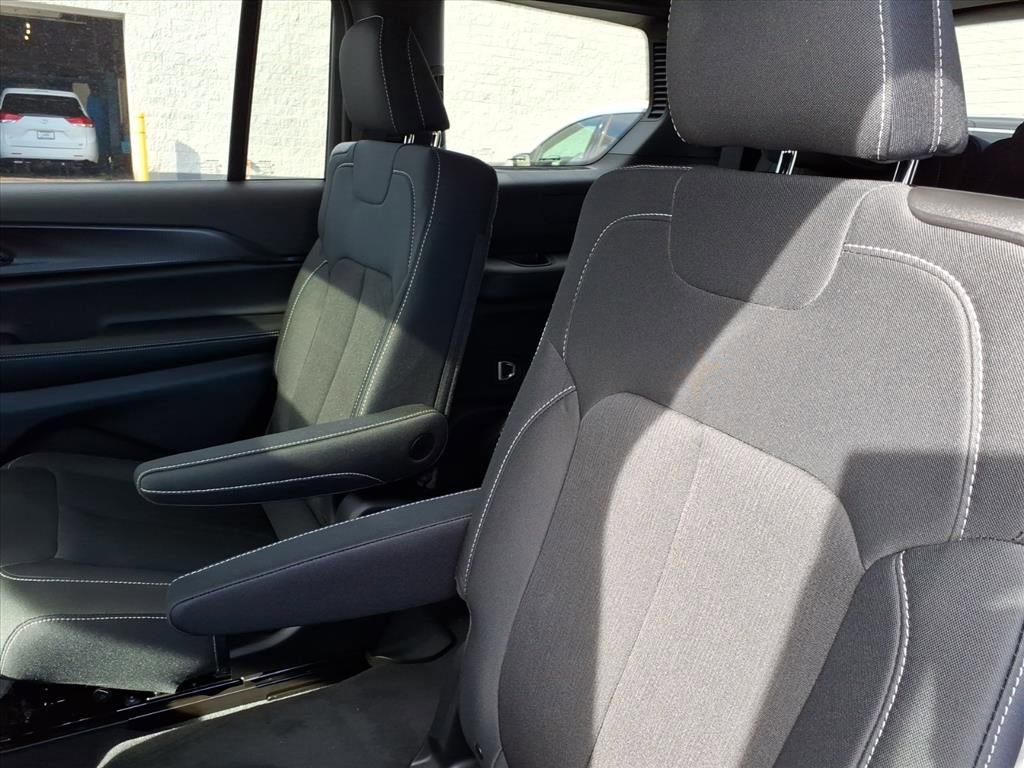 New 2025 Jeep Grand Cherokee L Laredo image 17